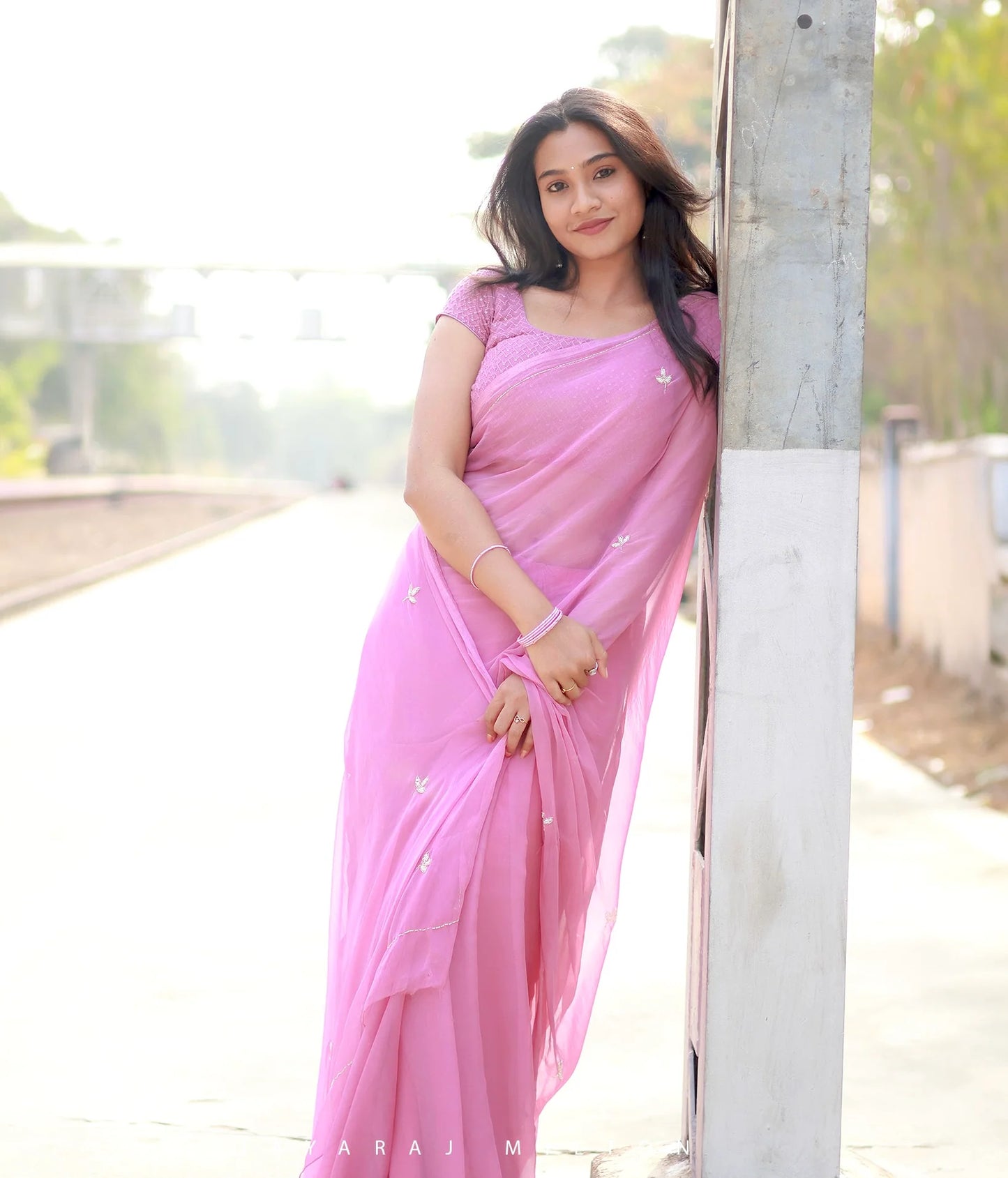Butti Saree – Elegant Handcrafted Butti Detailing